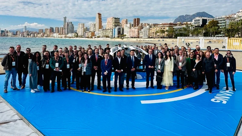 Foto de familia de autoridades junto al aerotaxi en Benidorm. Foto: Enaire